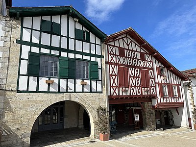 Sur la place du marché bat le cœur du village bastidot © YR