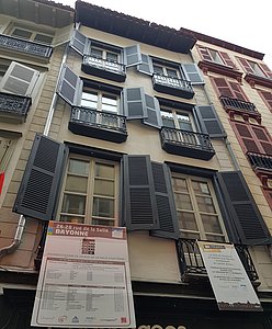 9 logements locatifs sociaux et 9 commerces sont en cours de création à la rue de la Salie à Bayonne. © CJ