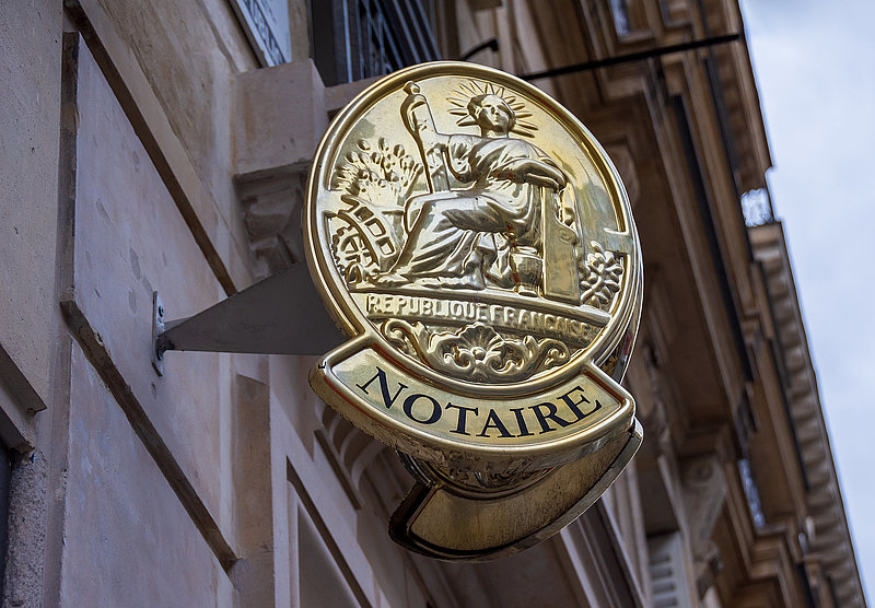 Panonceau de notaire accroché dans la rue, France