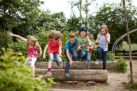 Gruppe fröhlicher Schulkinder