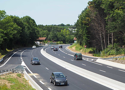 25 000 véhicules circulent quotidiennement sur la RD 932, (vue depuis le nouveau pont d’Arrauntz)