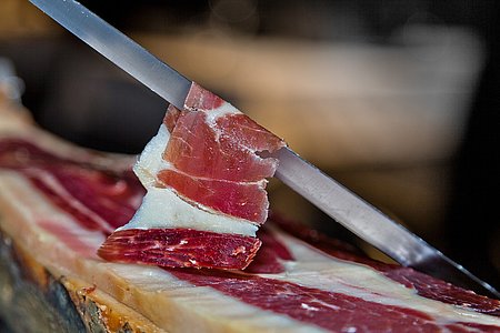 Corte a cuchillo de jamon iberico de bellota