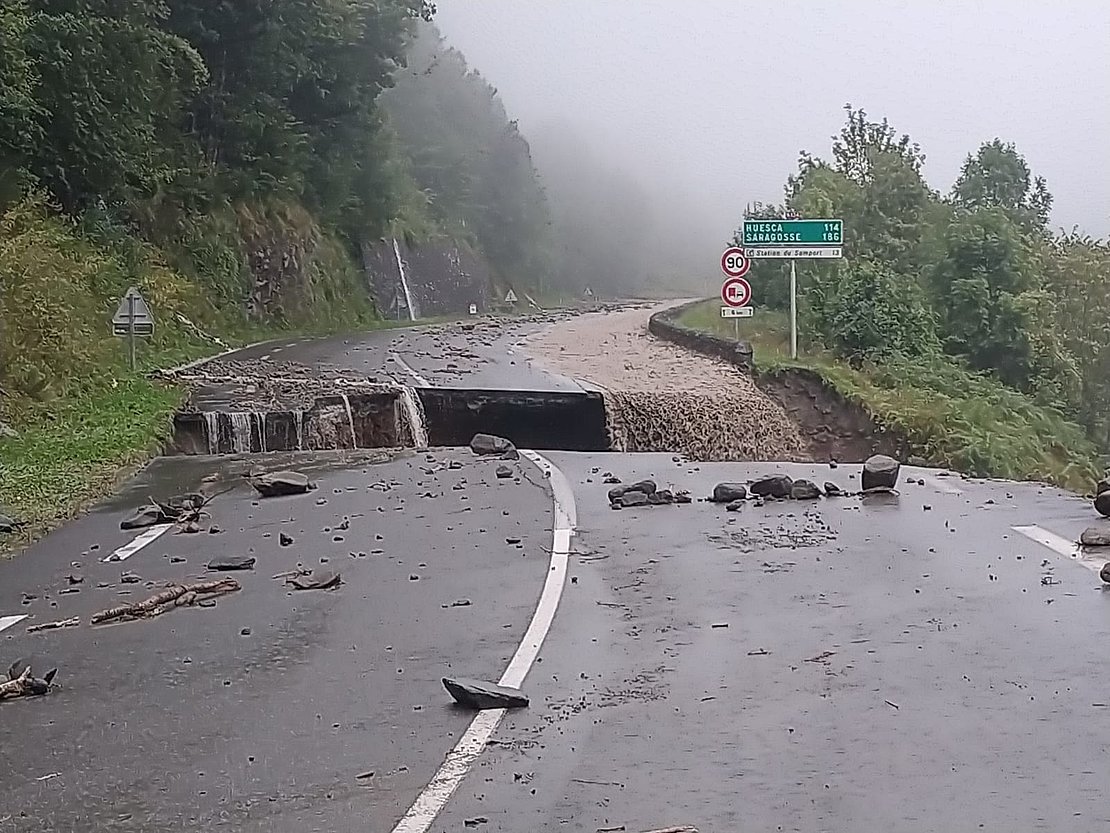 Effondrement de la chaussée sur la commune d’Urdos © Préfecture des Pyrénées-Atlantiques